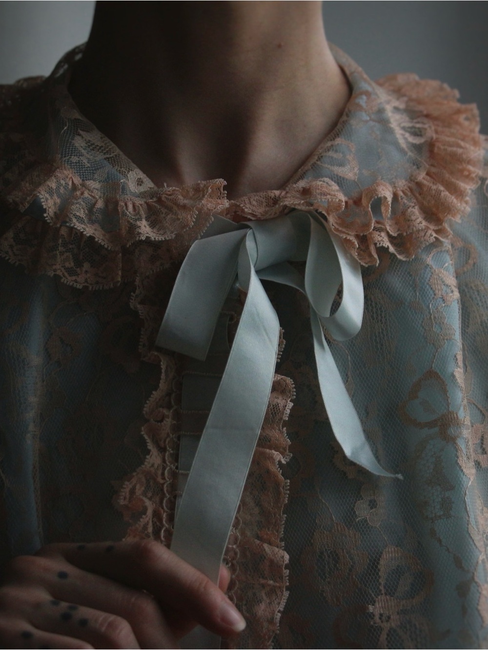 1960's Odette Barsa Blue & Blush Lace Bed Jacket - Picture 6 of 9